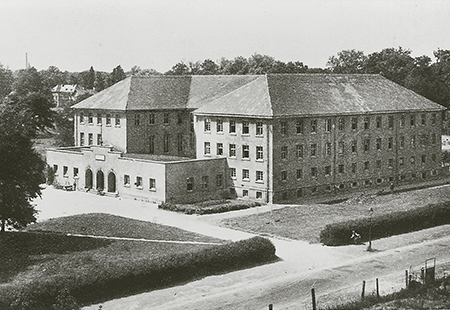 Studentenhaus mit Notdach, um 1947