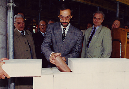 Hartmut Igney anlässlich der Grundsteinlegung für das Europahaus in der Willy-Andreas-Allee, September 1992